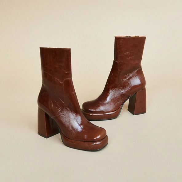 Platform ankle boots with square toes in brown shiny leather | DENA