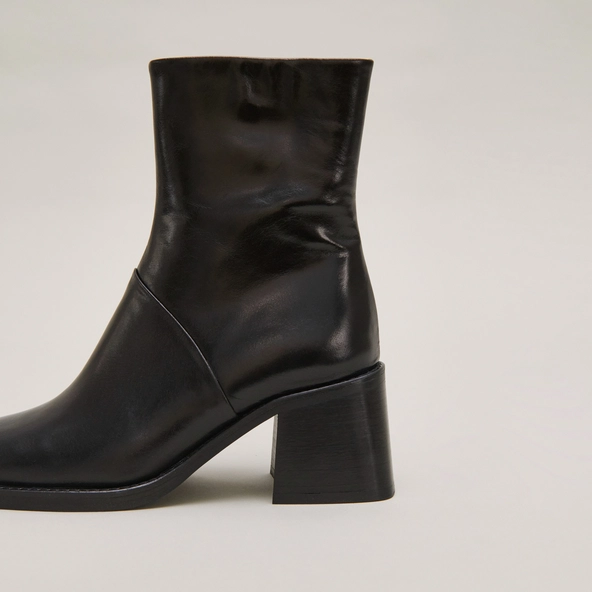 Square-toe boots with exposed seams in black leather | DIOUMA