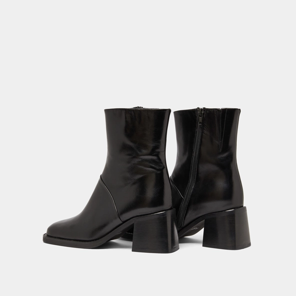 Square-toe boots with exposed seams in black leather | DIOUMA