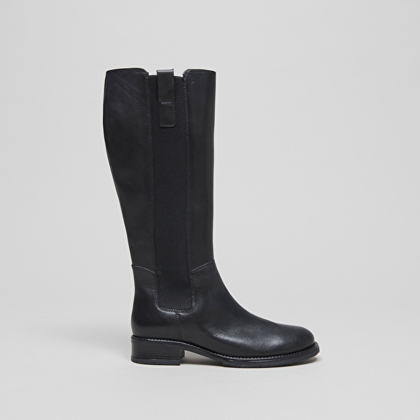Flat boots with round toes in black leather | Jonak