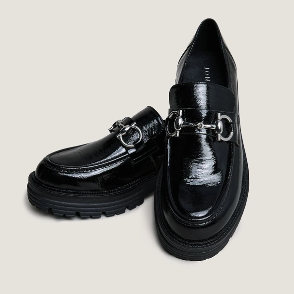 Moccasins with bits and notched soles in black pleated patent | ANTON