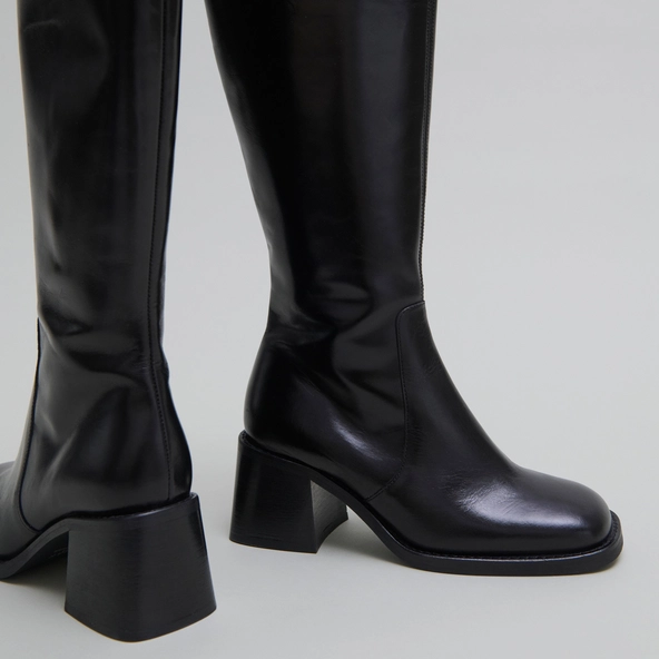 Boots with thick heels and square toes in black leather | DIOU