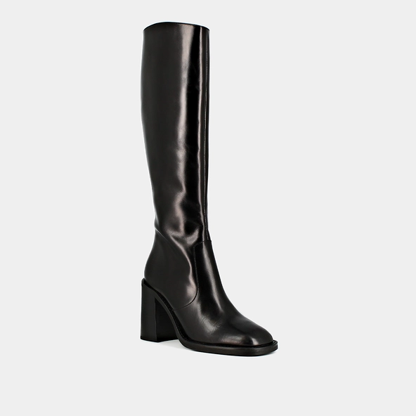 Boots with heels and square toes in black leather | DALLE