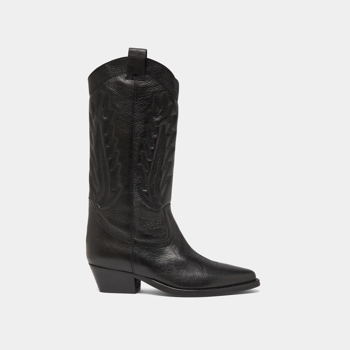 Pointed toe boots with exposed stitching in black grained leather | DELEA