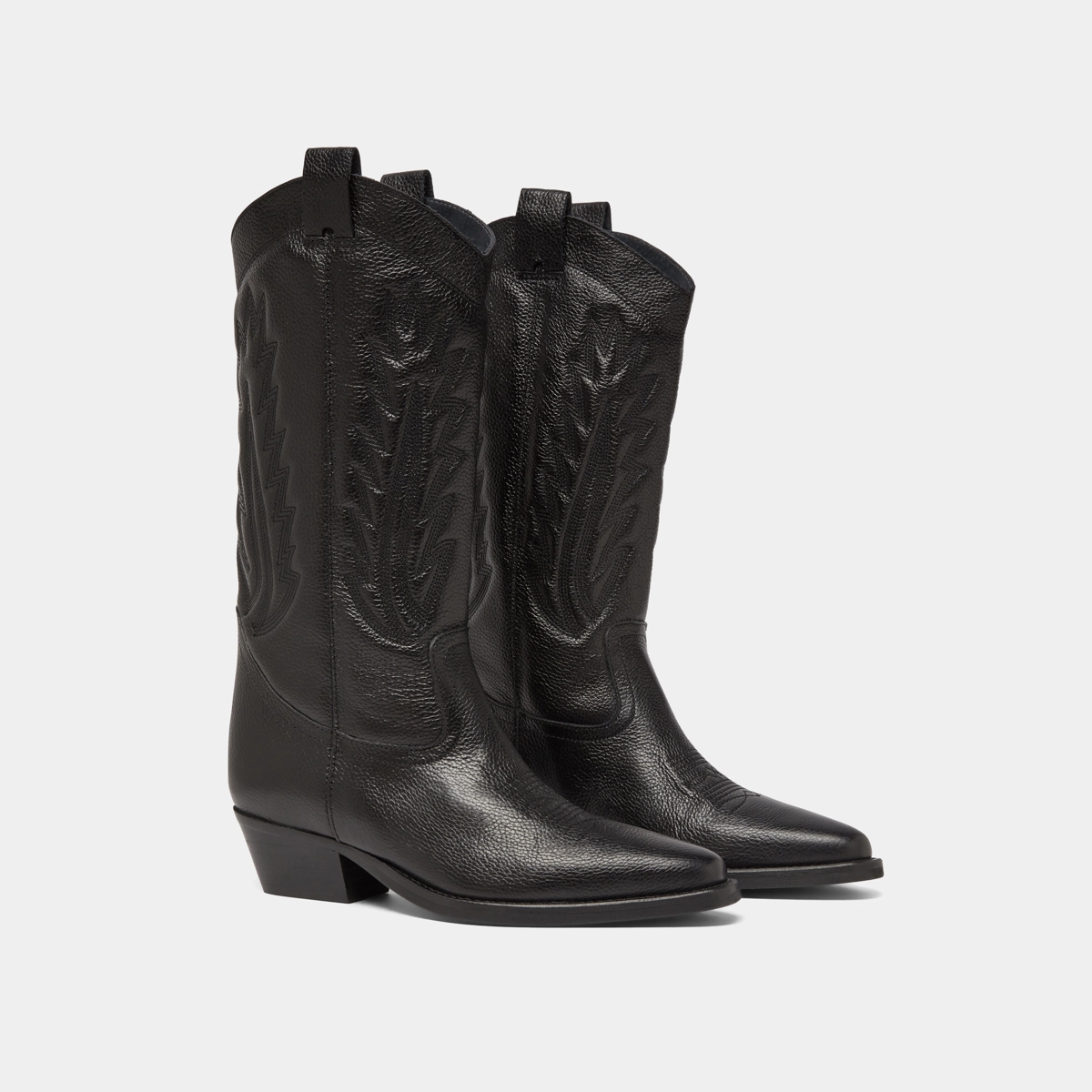 Pointed toe boots with exposed stitching in black grained leather | DELEA