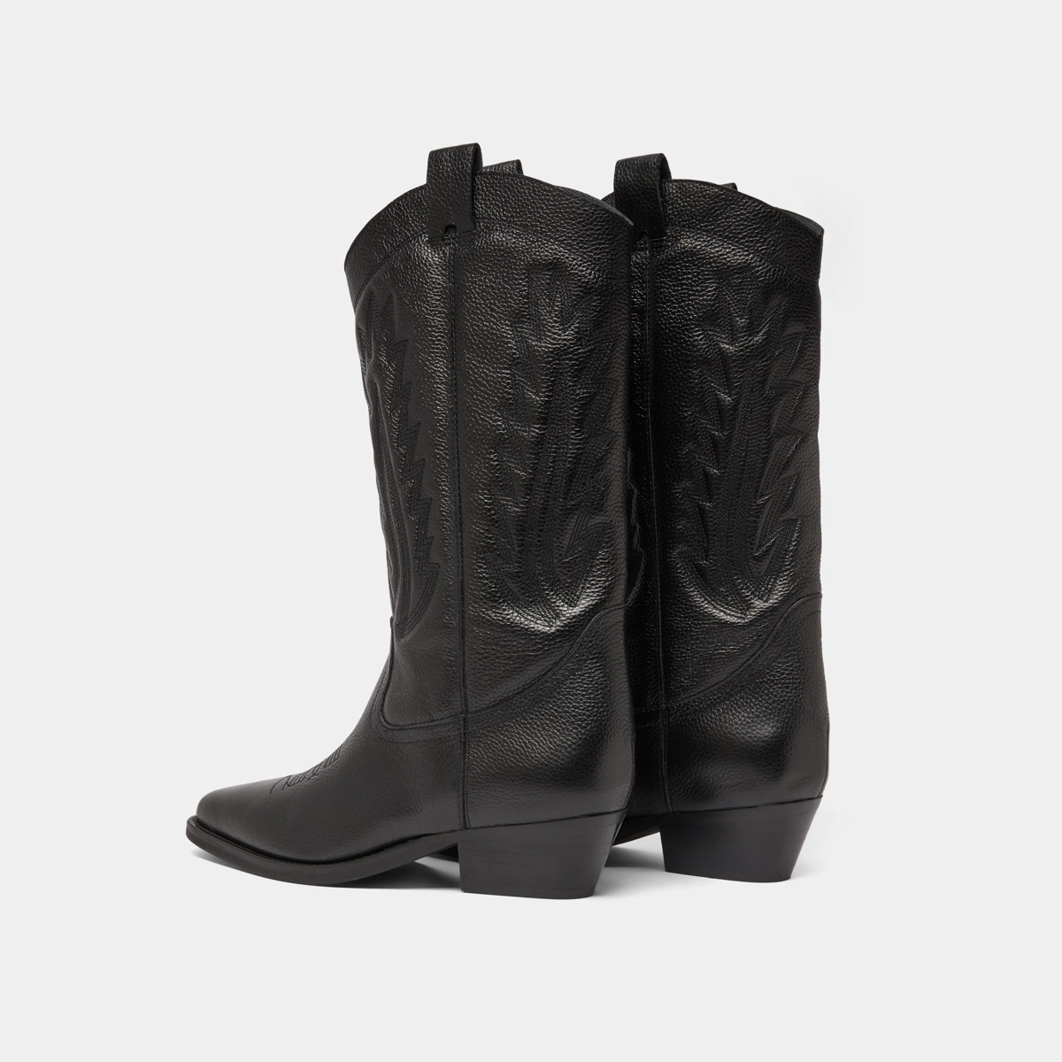 Pointed toe boots with exposed stitching in black grained leather | DELEA