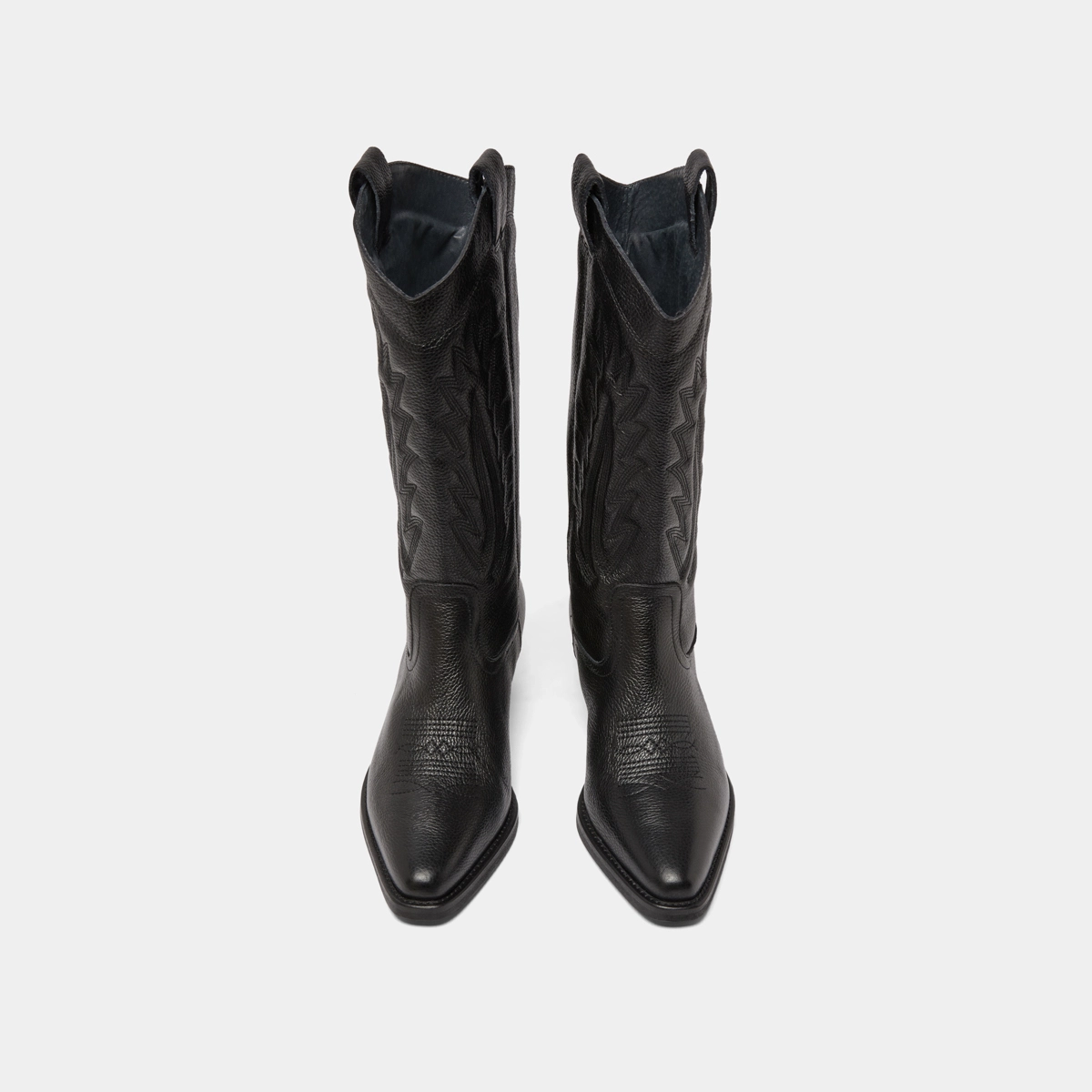 Pointed toe boots with exposed stitching in black grained leather | DELEA