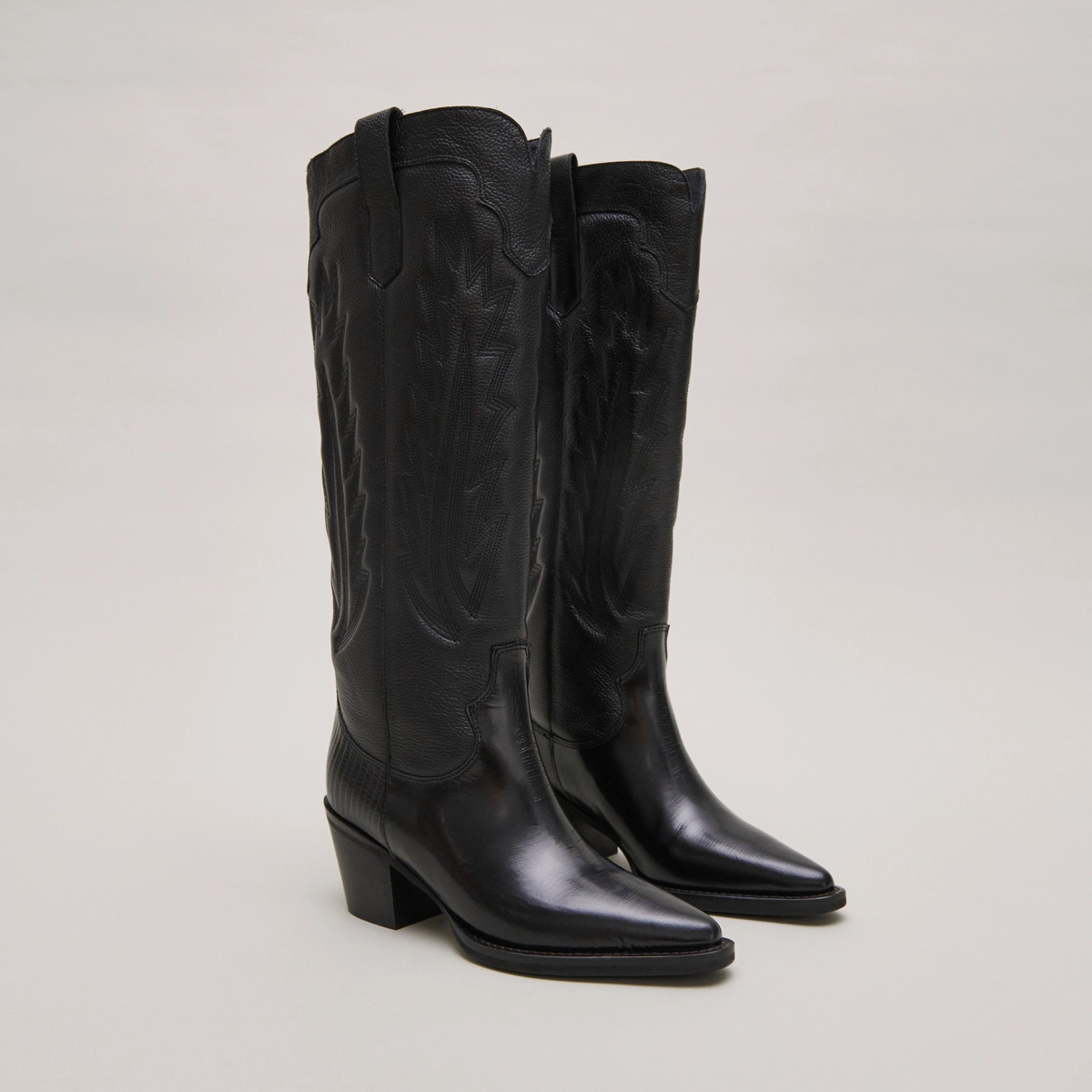 Boots with thick heels and visible stitching in black grained leather | DILO