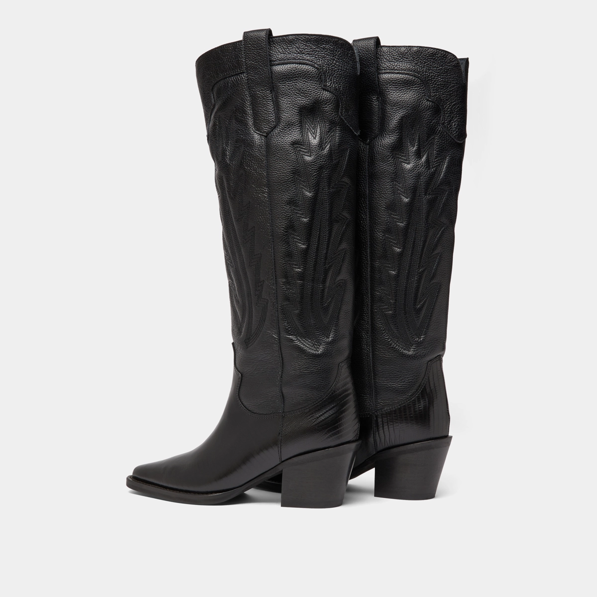 Boots with thick heels and visible stitching in black grained leather | DILO