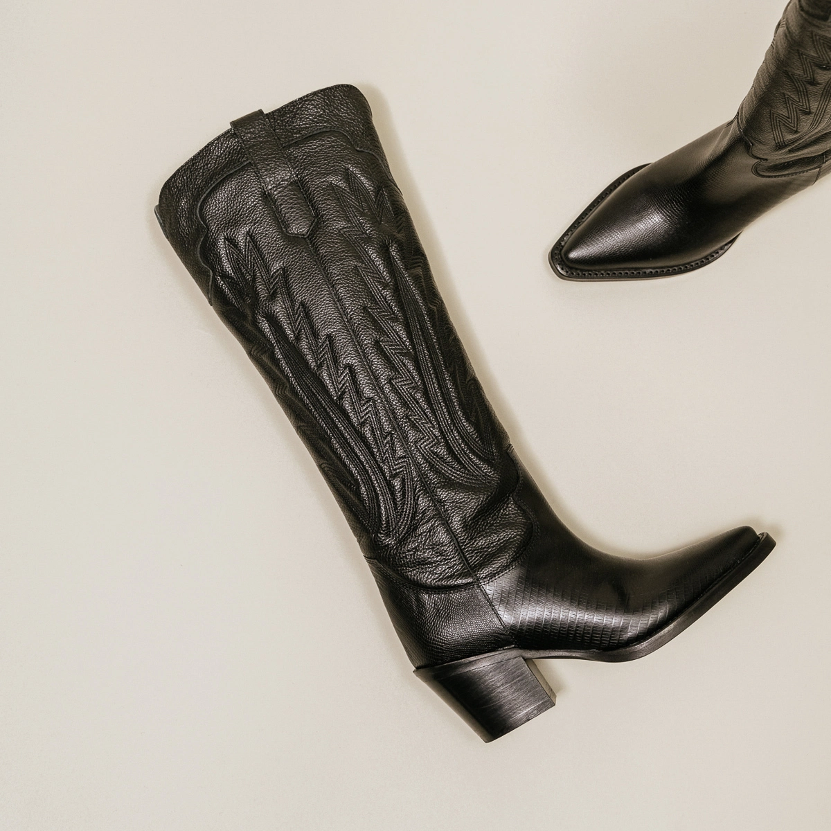 Boots with thick heels and visible stitching in black grained leather | DILO