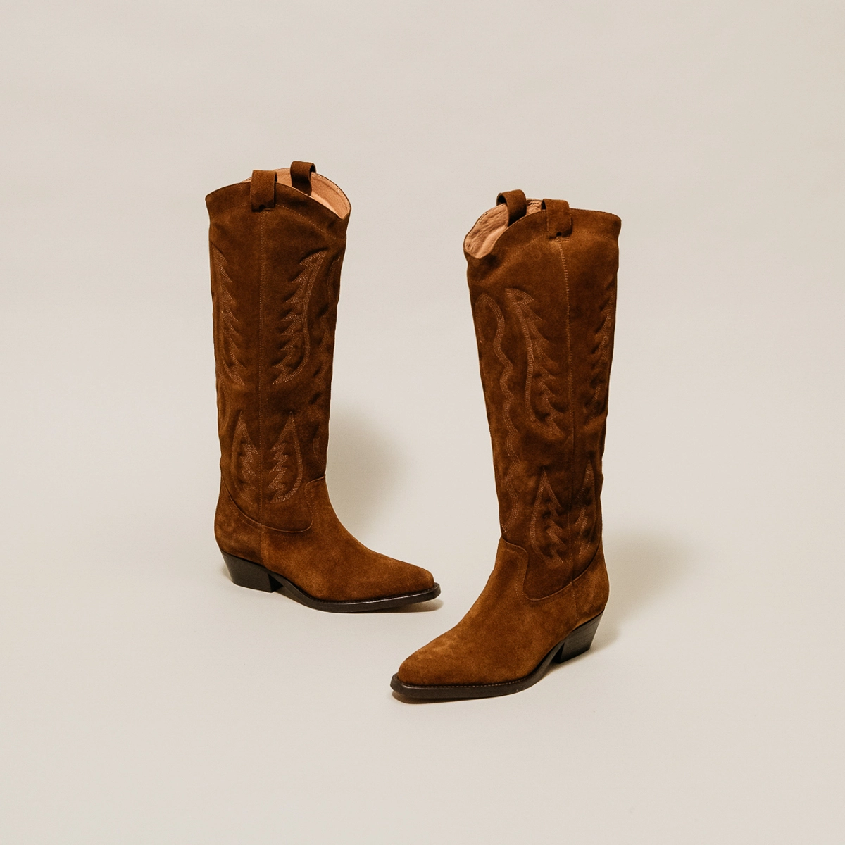 High boots with pointed toes in cognac suede | DORILLA