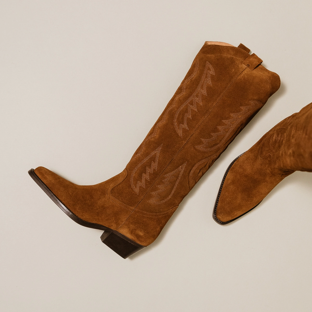High boots with pointed toes in cognac suede | DORILLA
