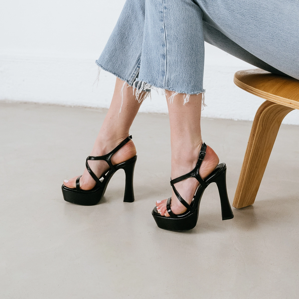 Platform sandals with crossed straps in black pleated leather | BOECIA