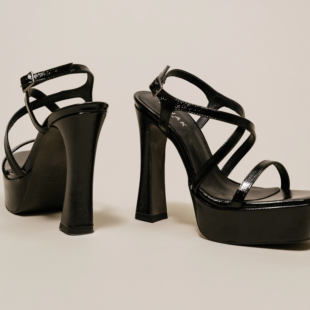 Platform sandals with crossed straps in black pleated leather | BOECIA