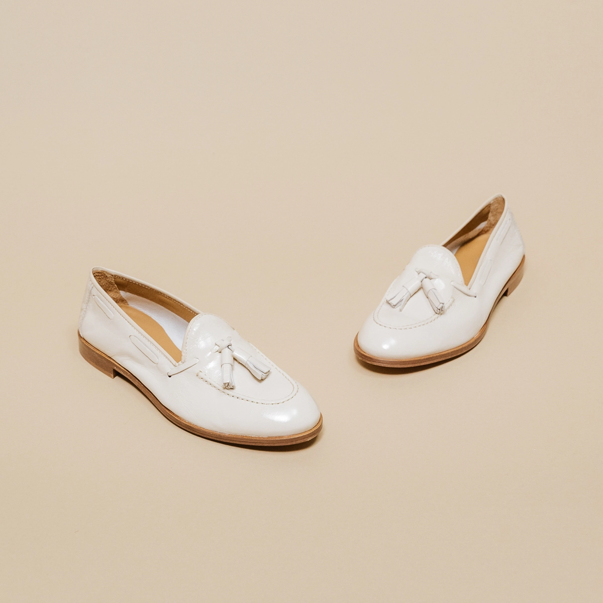 Round toe loafers with pompons in pleated patent ecru | TIPHAINE