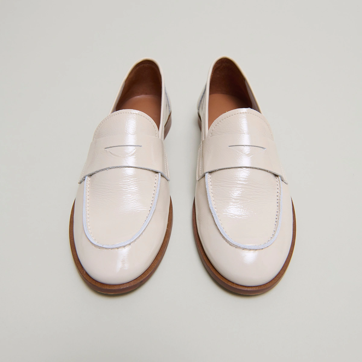 Closed toe and round loafers in pleated patent ecru | THELMA