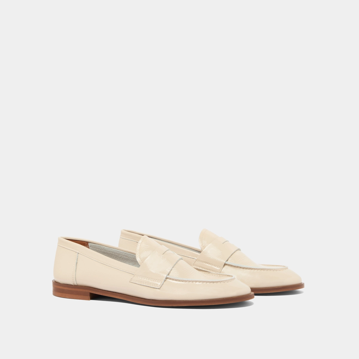 Closed toe and round loafers in pleated patent ecru | THELMA
