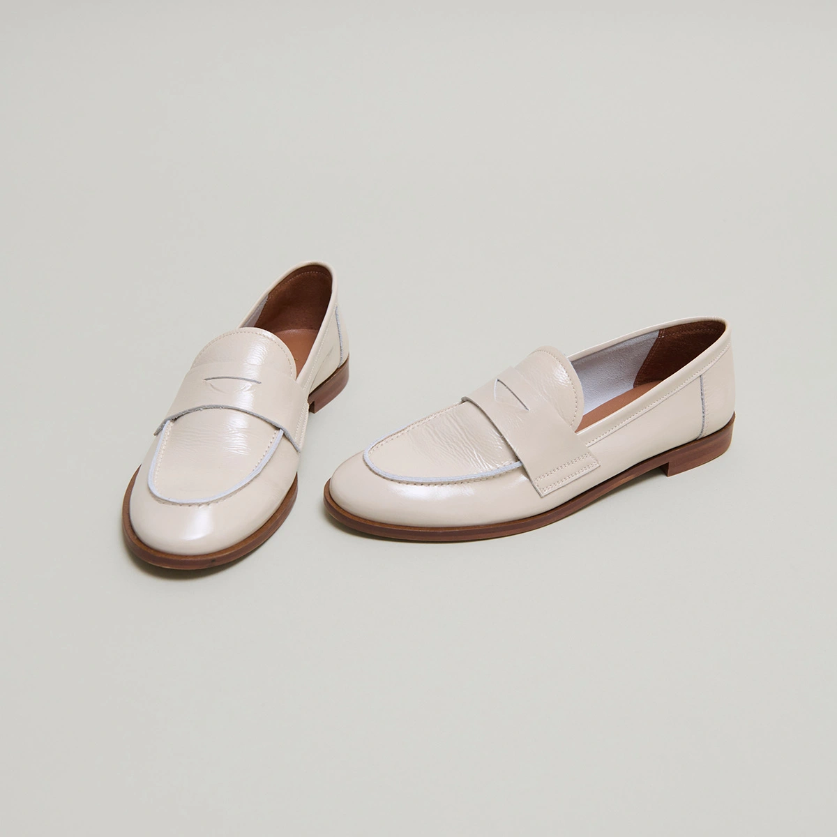 Closed toe and round loafers in pleated patent ecru | THELMA