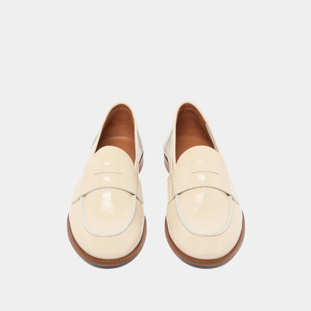 Closed toe and round loafers in pleated patent ecru | THELMA
