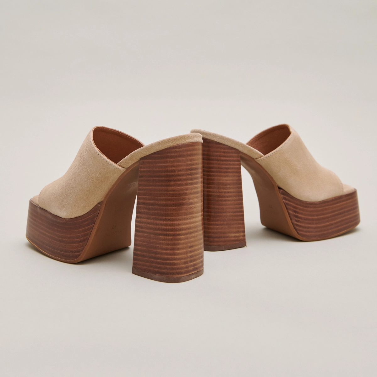 Mules with heels and open toes in beige suede | BEATRICE