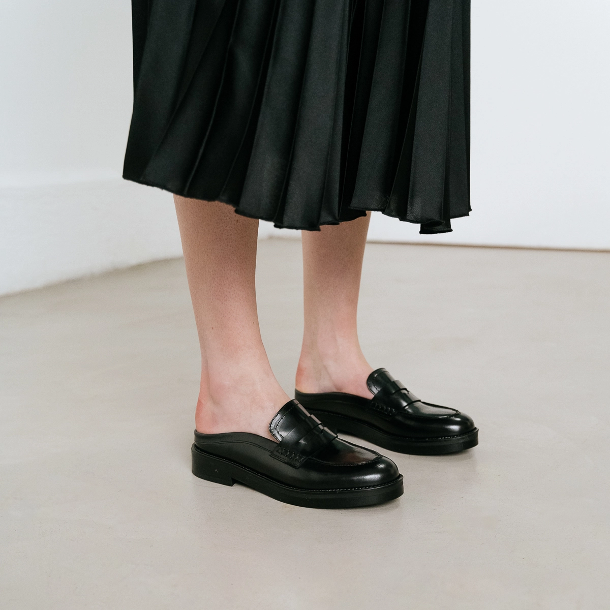 Flat heel loafers with round toe in black shiny leather | ALISE