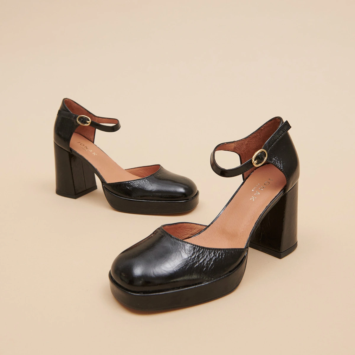 Square toe slippers with strap in black shiny leather | VERO