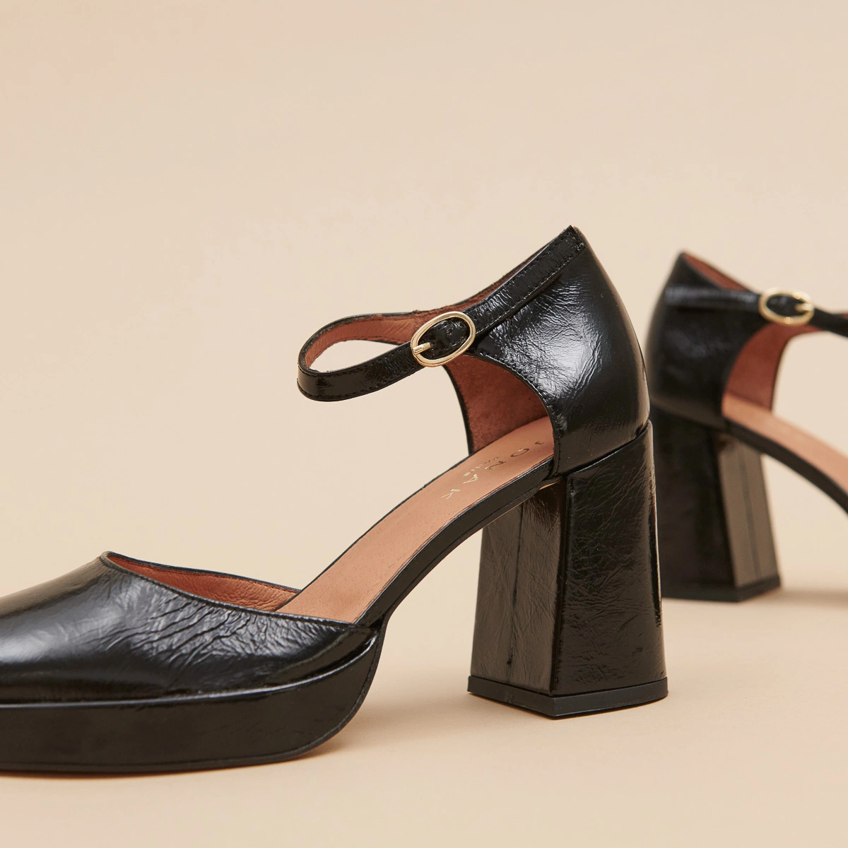 Square toe slippers with strap in black shiny leather | VERO