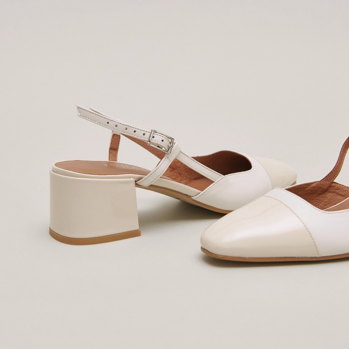 Babies with open heels in ecru leather and patent | DHAPOPY