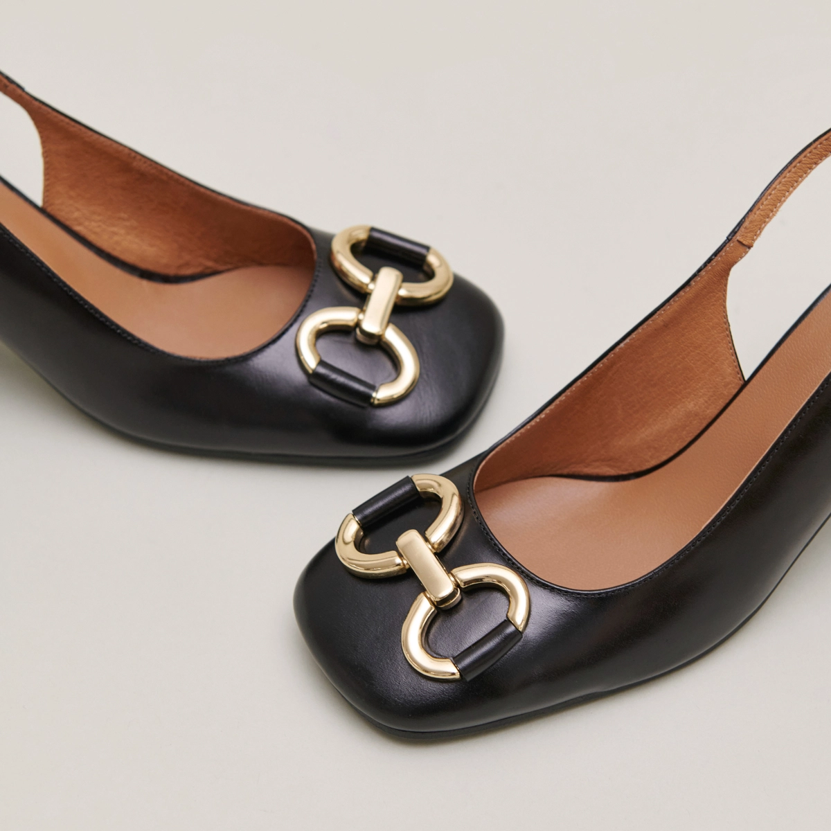 Strappy pumps in black leather | DOUBLE