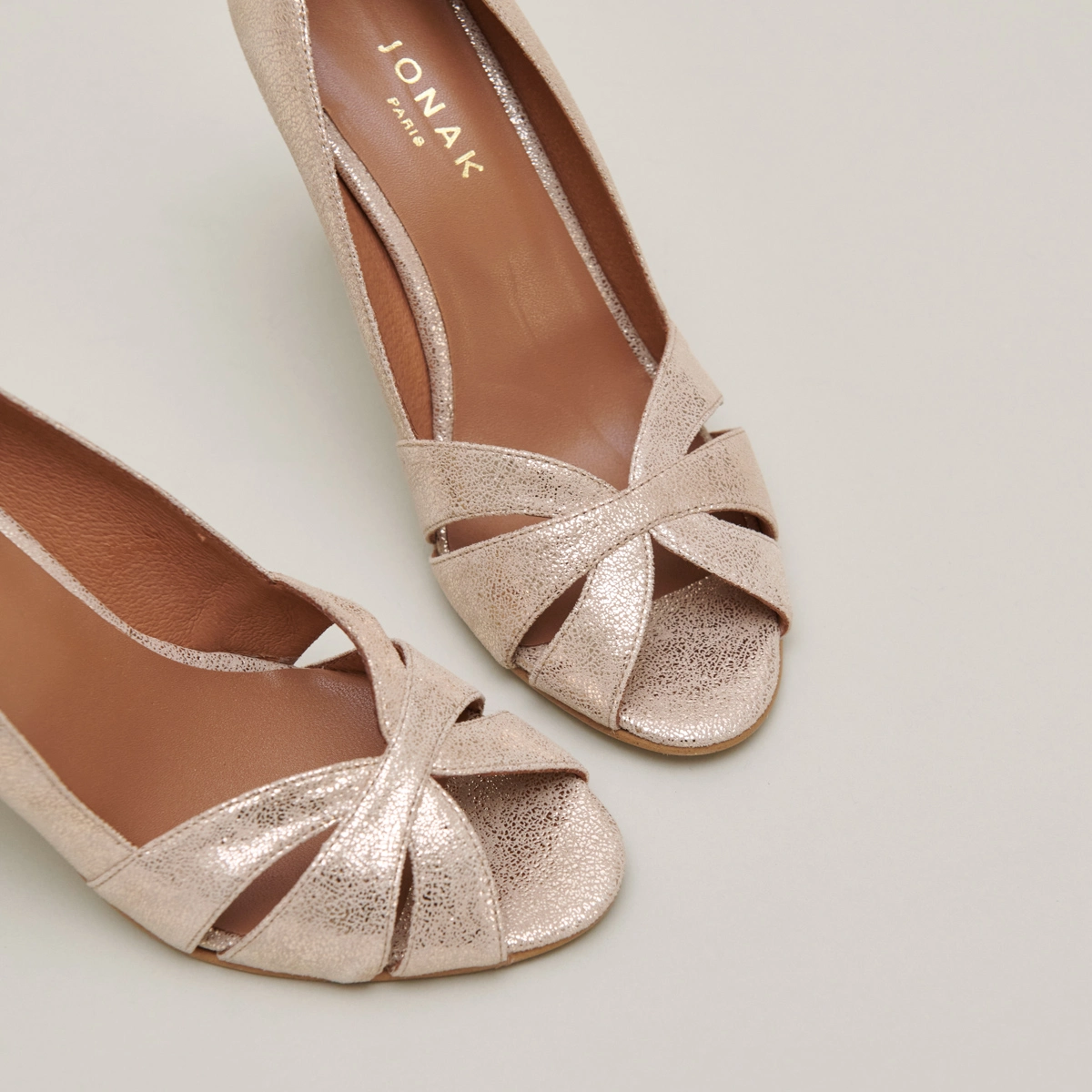 Open toe pumps in platinum lamine velvet | DALBO