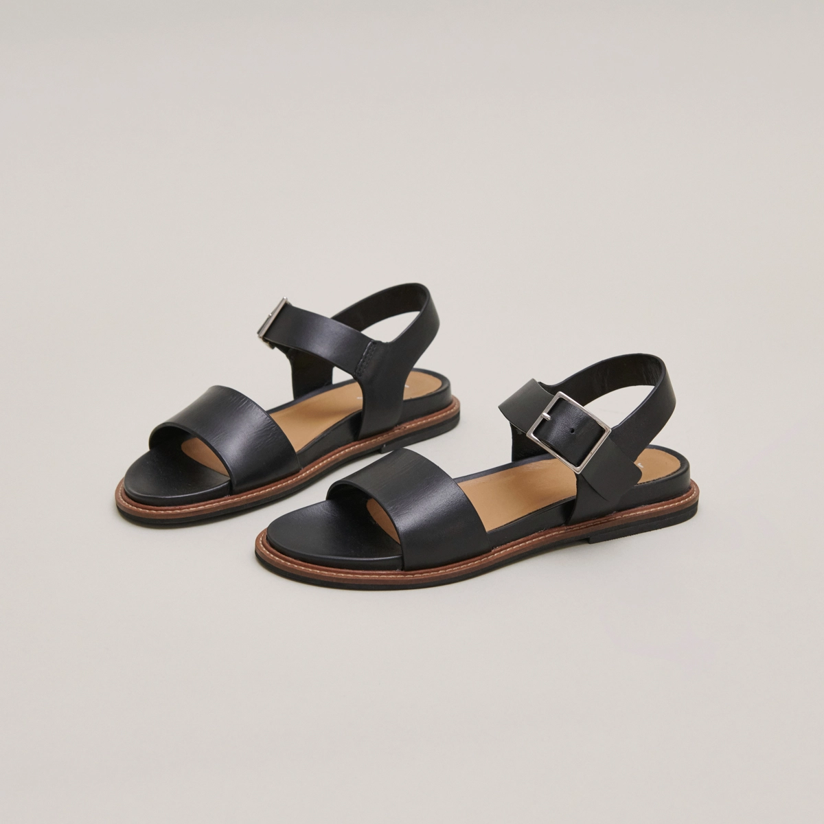 Sandals with straps and open toes in black leather | ACCO