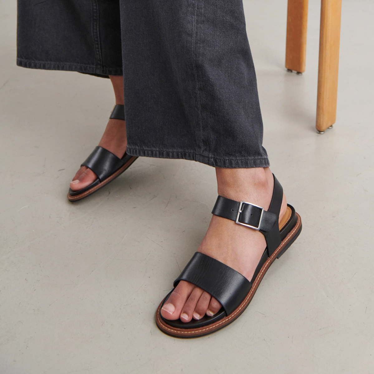 Sandals with straps and open toes in black leather | ACCO