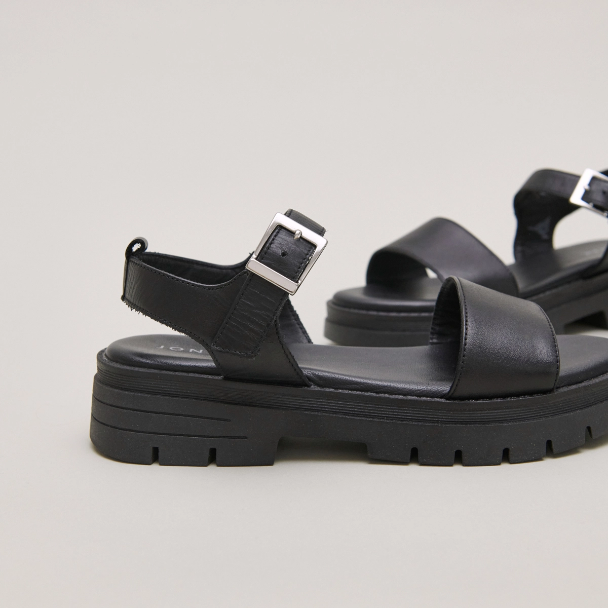 Platform sandals with straps in black leather | ASK