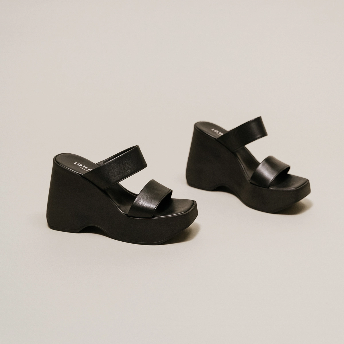 Wedge mules with straps in black leather | PRISCILLA