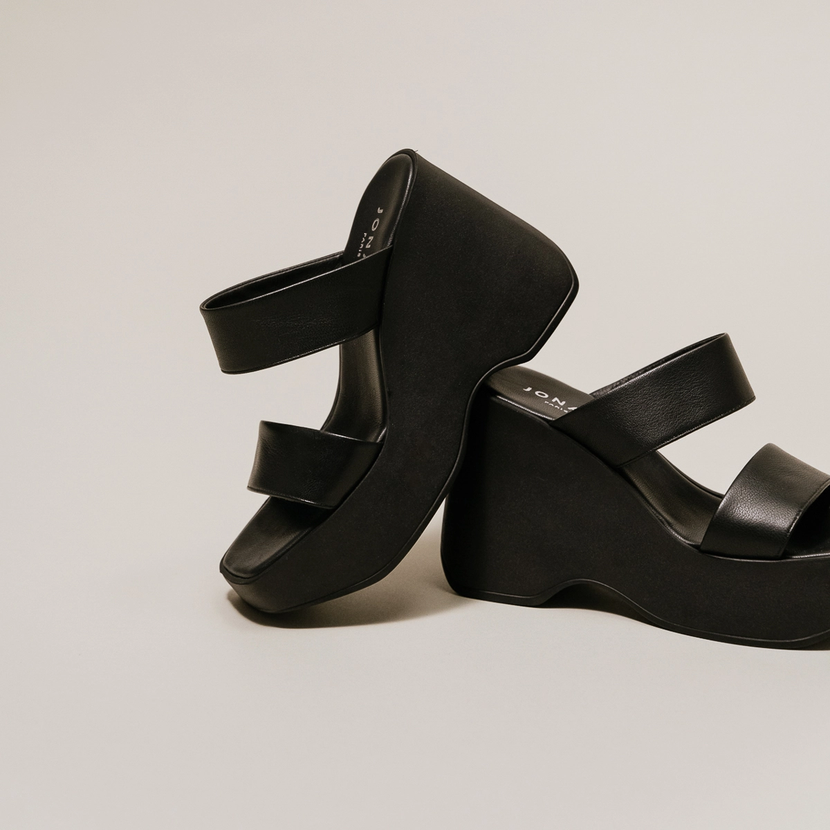 Wedge mules with straps in black leather | PRISCILLA