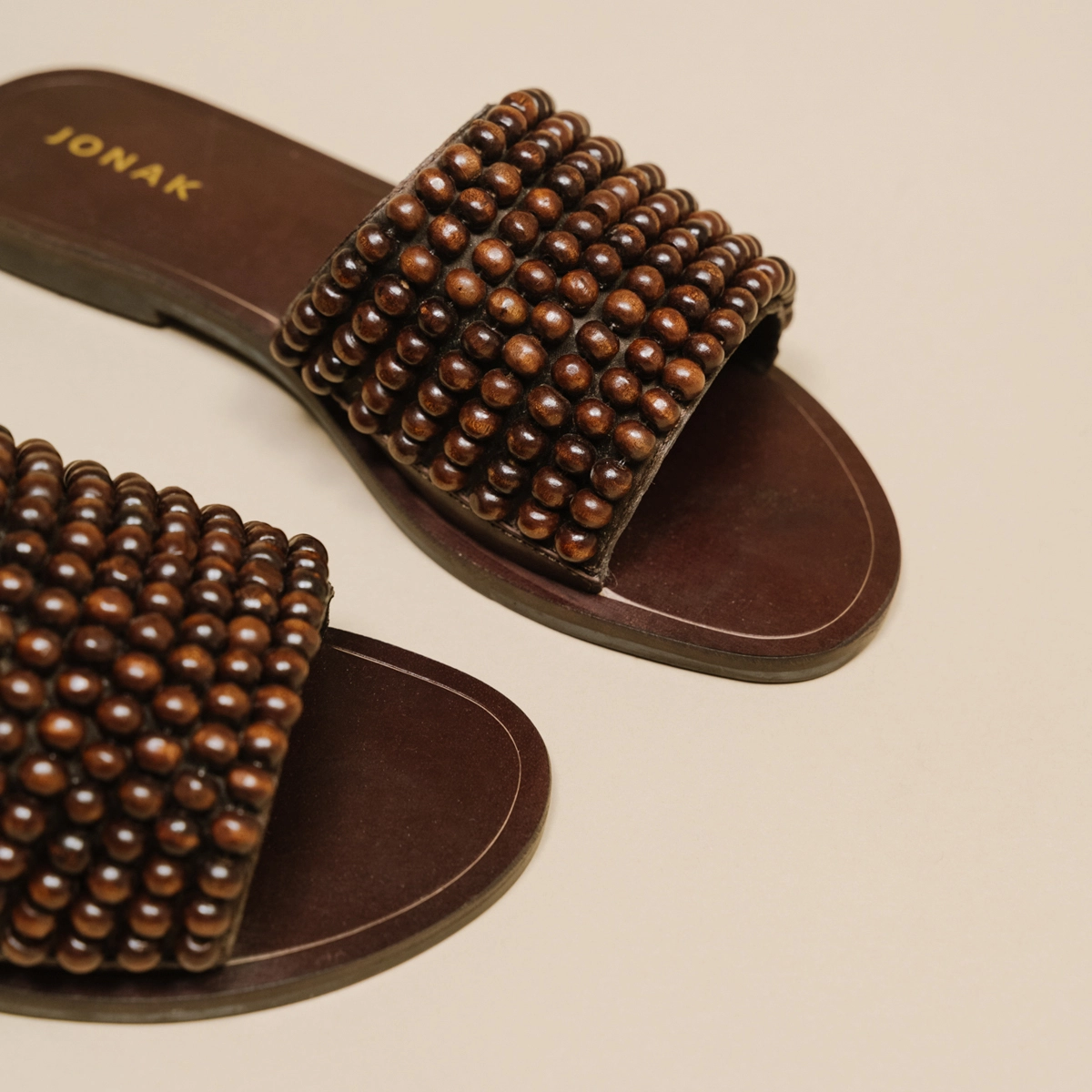 Flat mules with pearls in brown leather | WALK