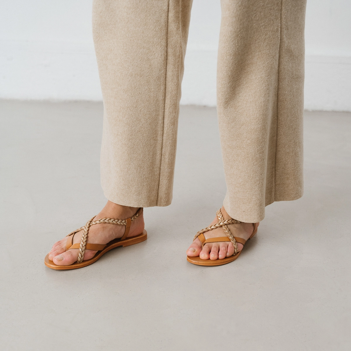 Sandals with straps in leather camel and gold | WARREN