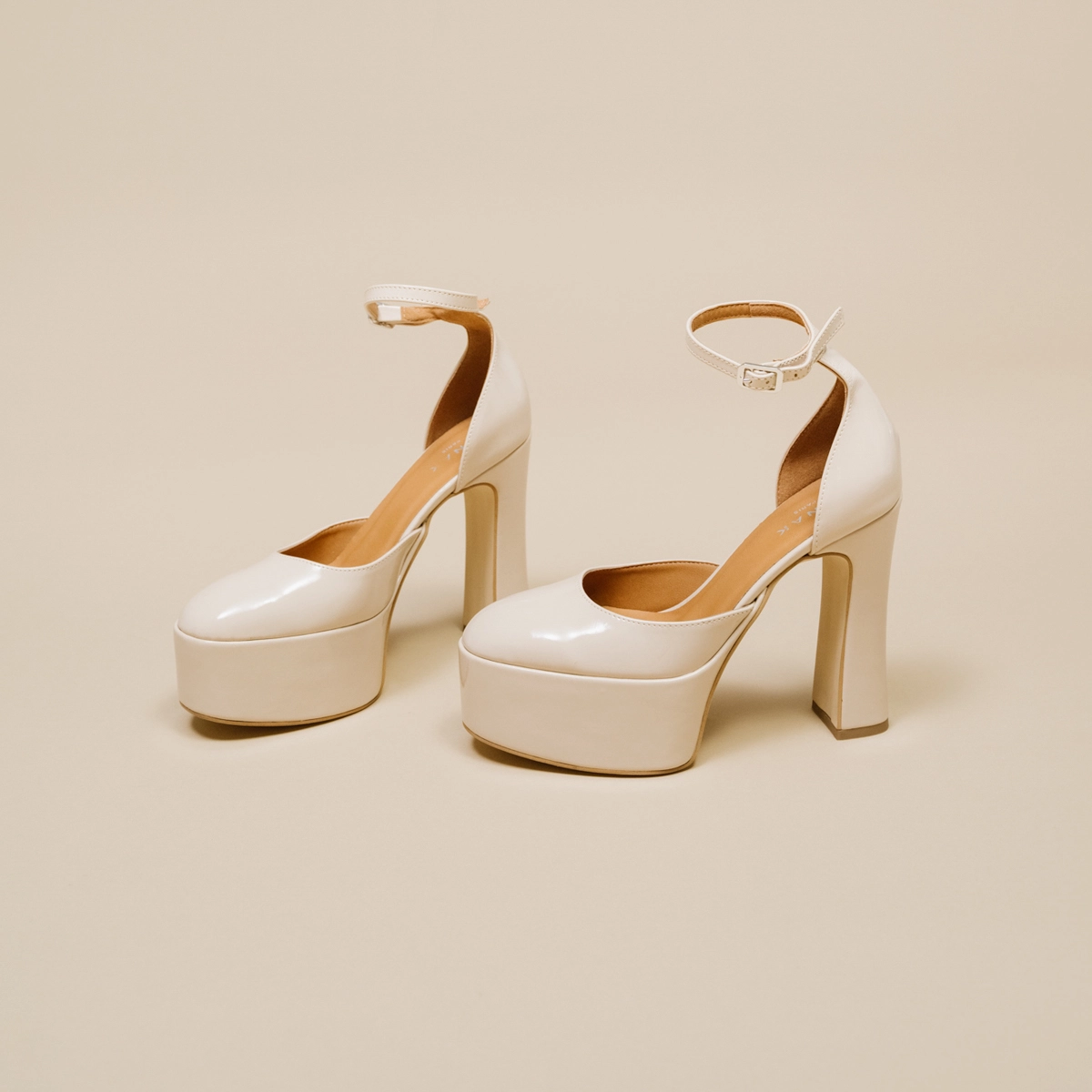 High heel pumps in beige patent | JENNY