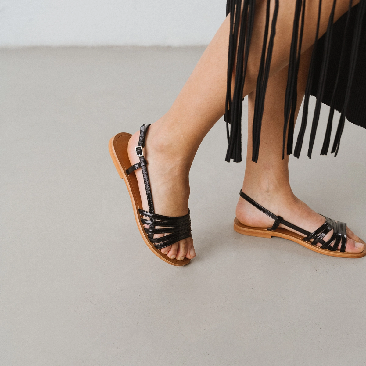 Strappy sandals with open toes in black patent | WROOM