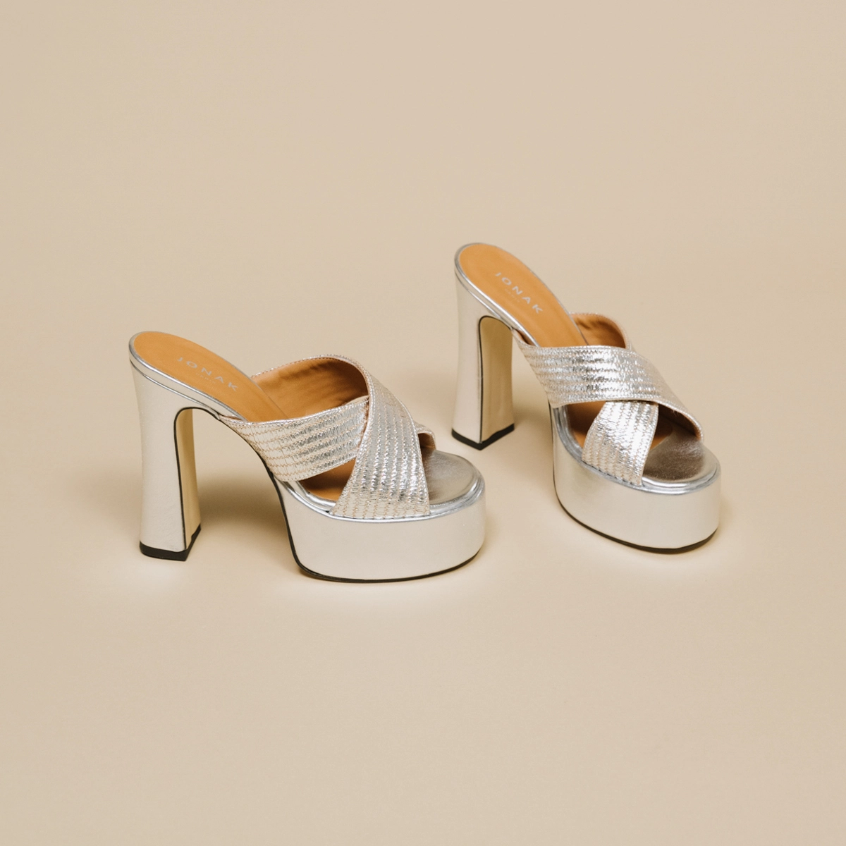 Cross-strap mules with platforms in silver metallic raffia | JACKIE