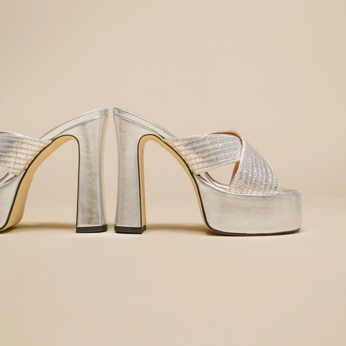 Cross-strap mules with platforms in silver metallic raffia | JACKIE
