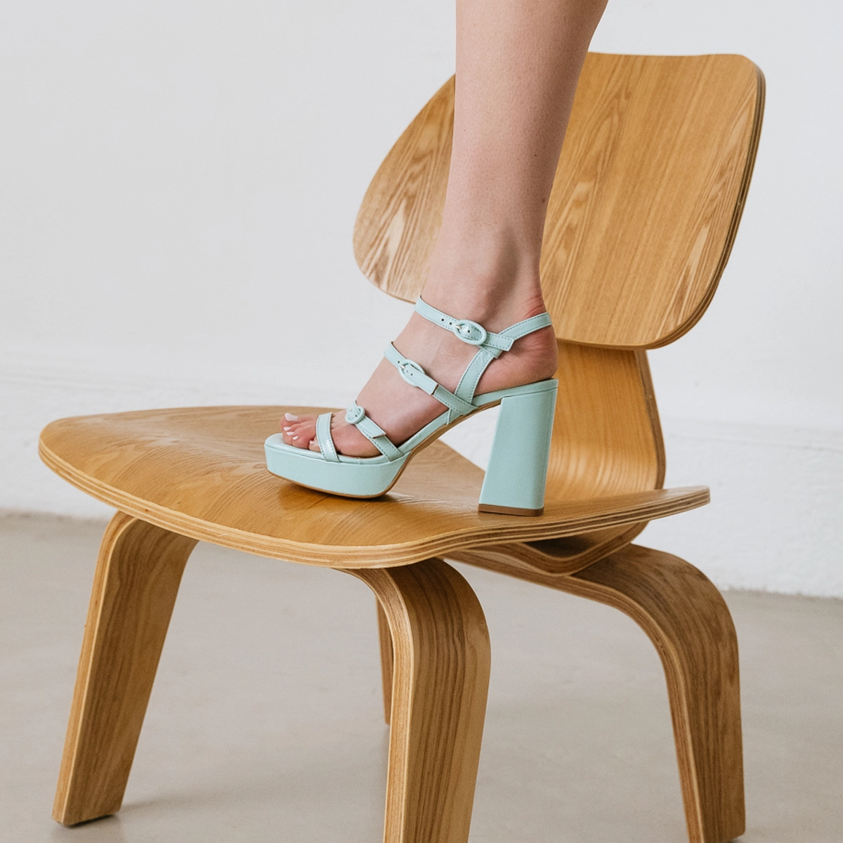 Sandals with straps and square toes in turquoise pleated leather | VALENS