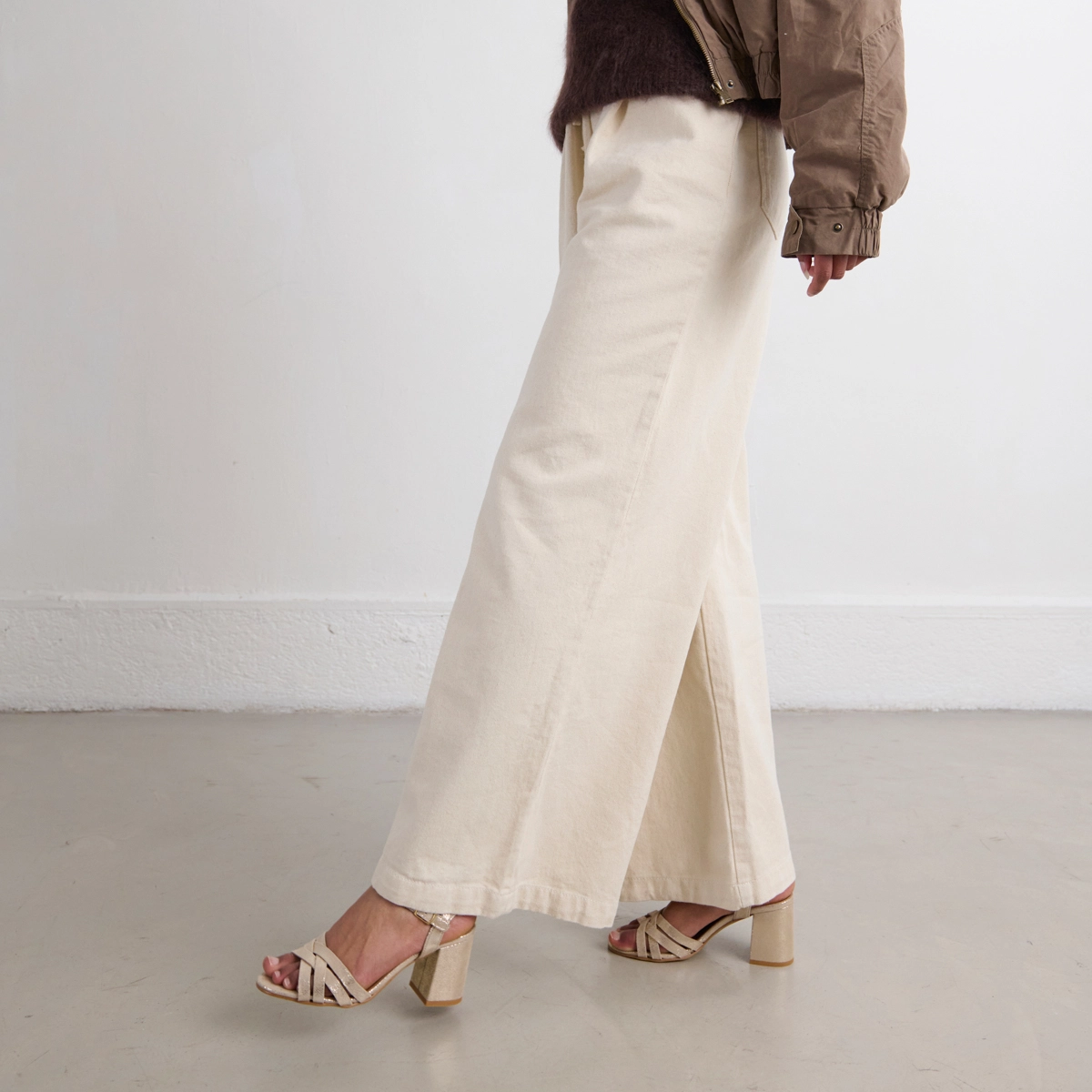 Open-toed sandals in platinum laminated velvet | DANELLE