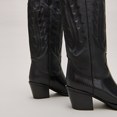 Boots with thick heels and visible stitching in black grained leather | dilo