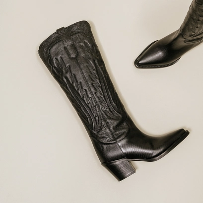Boots with thick heels and visible stitching in black grained leather | dilo