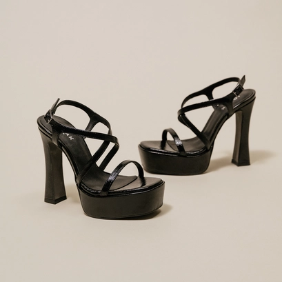 Platform sandals with crossed straps in black pleated leather | boecia