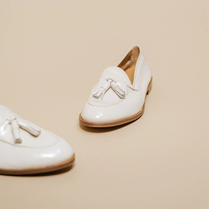 Round toe loafers with pompons in pleated patent ecru | tiphaine