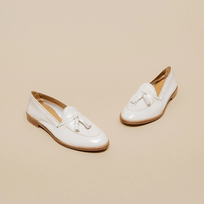 Round toe loafers with pompons in pleated patent ecru | tiphaine