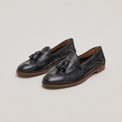 Round toe loafers with pompons in black pleated patent | tiphaine