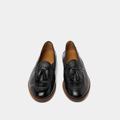 Round toe loafers with pompons in black pleated patent | tiphaine
